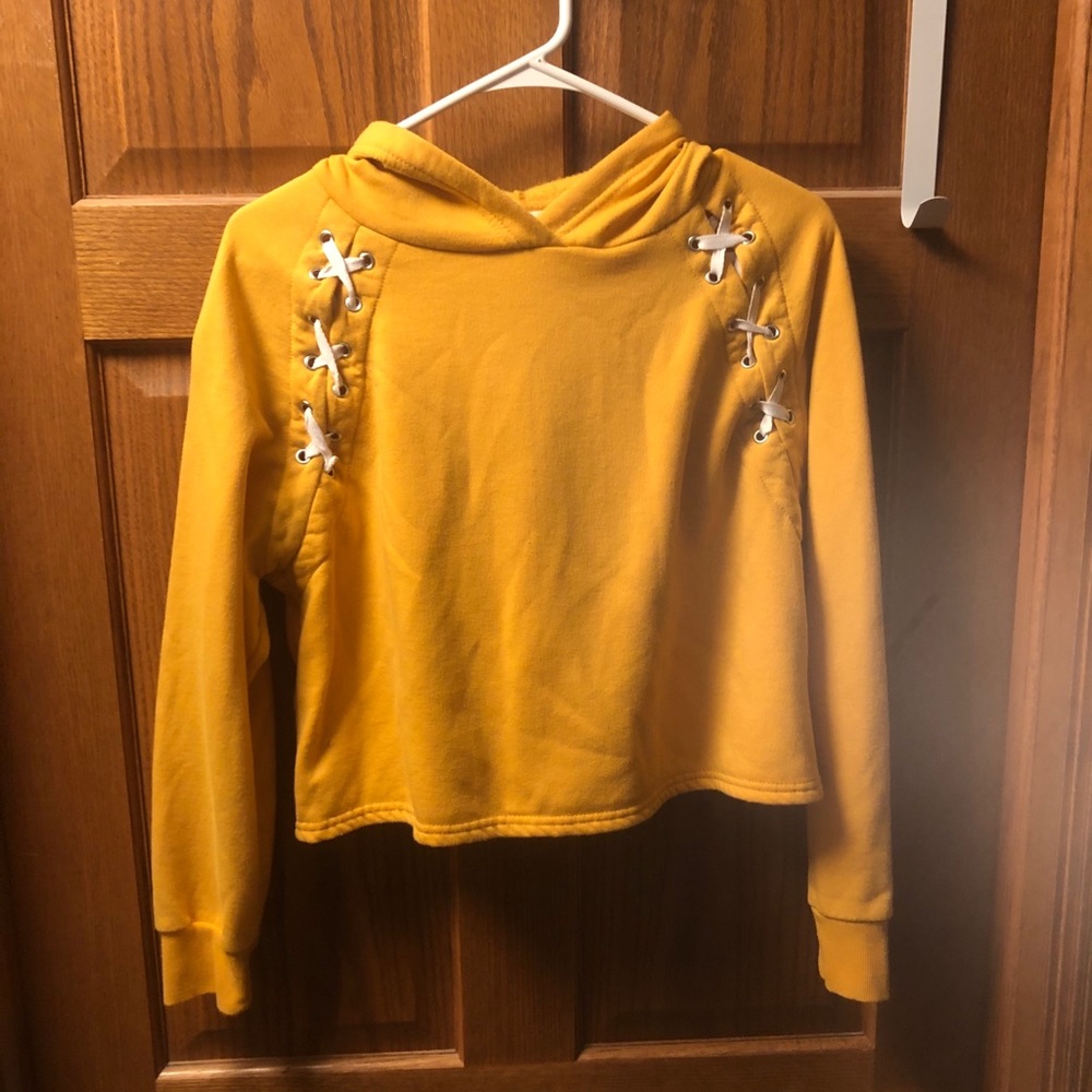 Yellow detailed cropped pullover